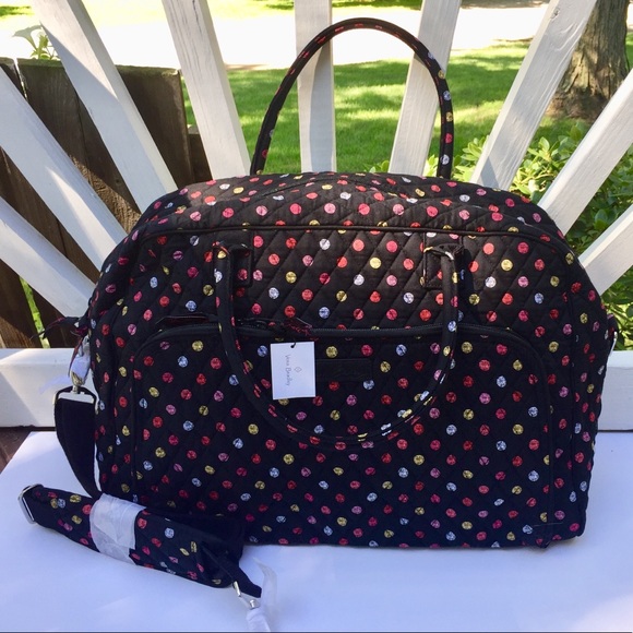 is the vera bradley weekender carry on size